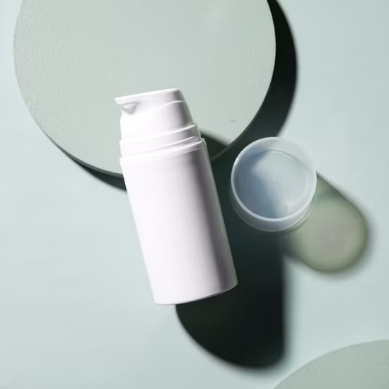 2022 Novo estilo de luxo embalagem cosmética garrafa mal ventilada branca personalizada